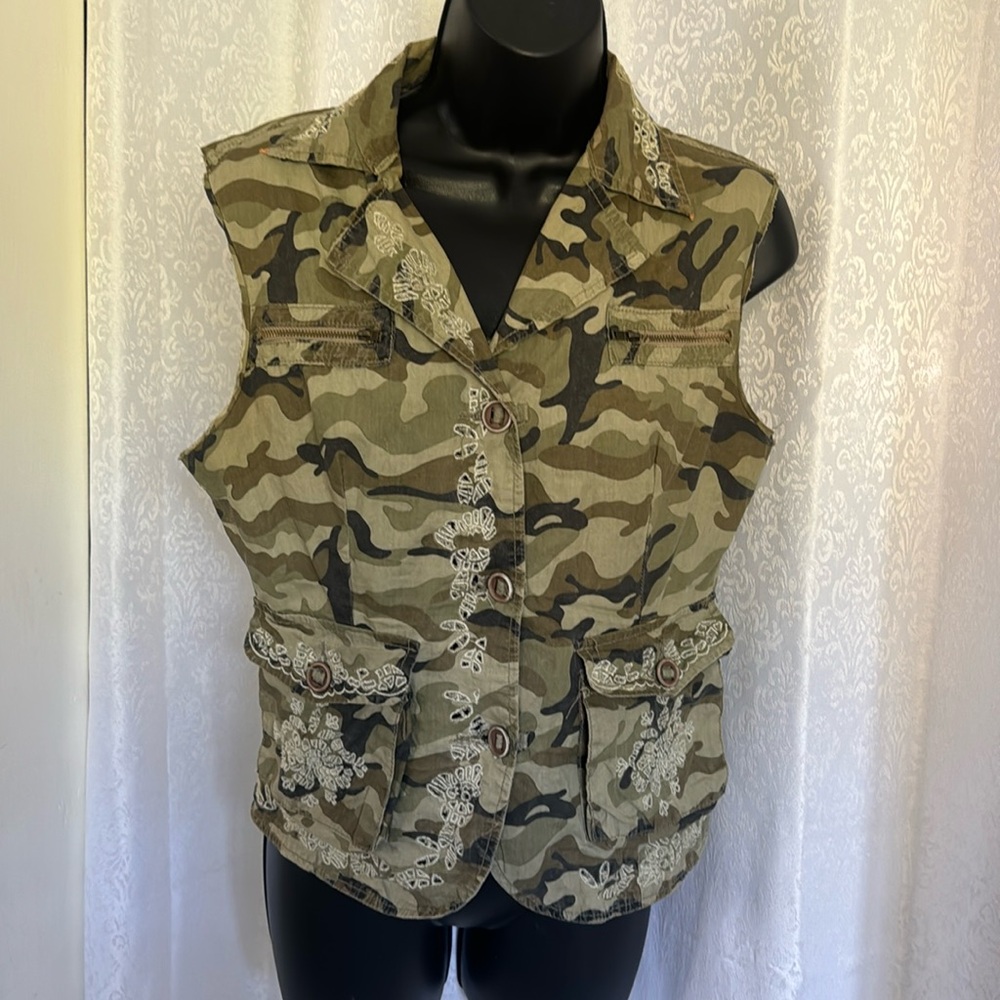ZOOMPY EMBROIDERED FATIGUE/CAMO VEST TOP Sz: M